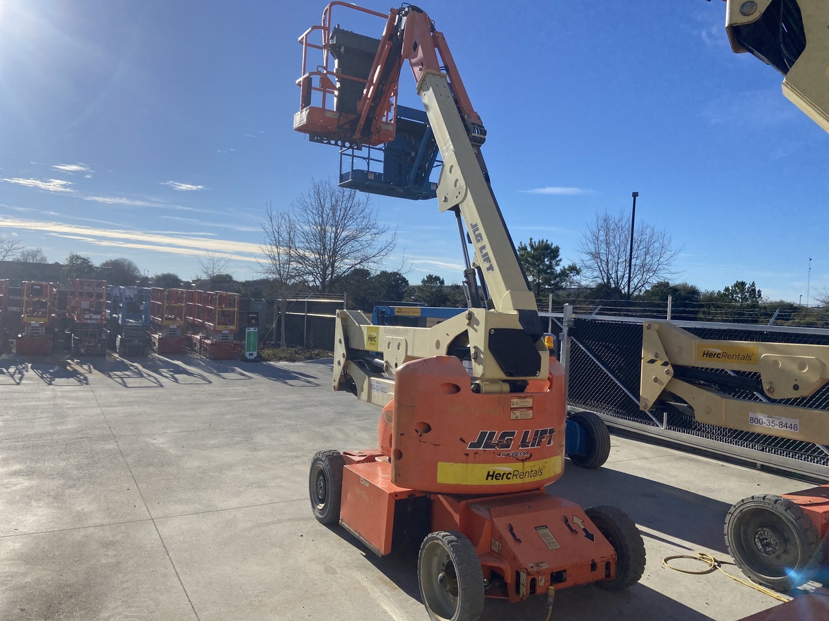 2014 JLG E400AJPN