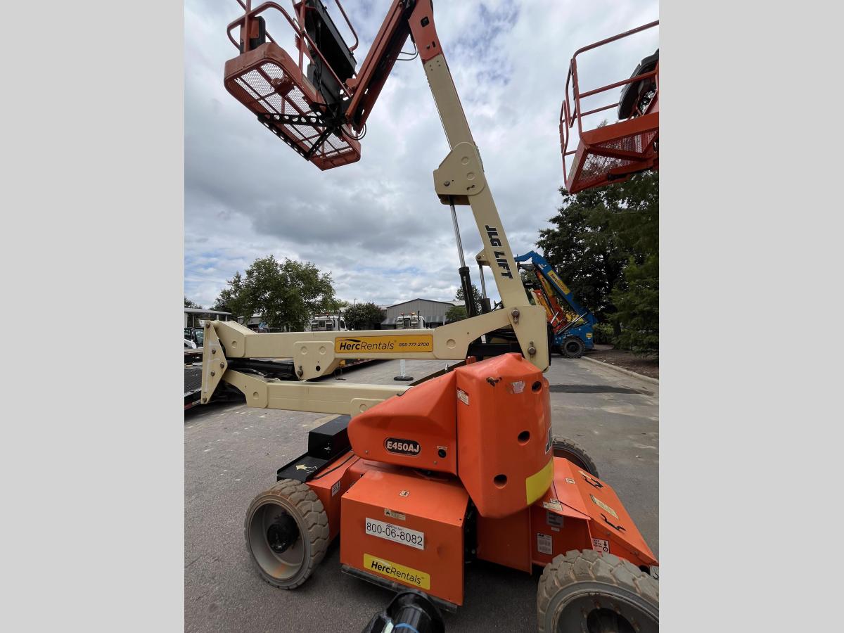 2015 JLG E450AJ