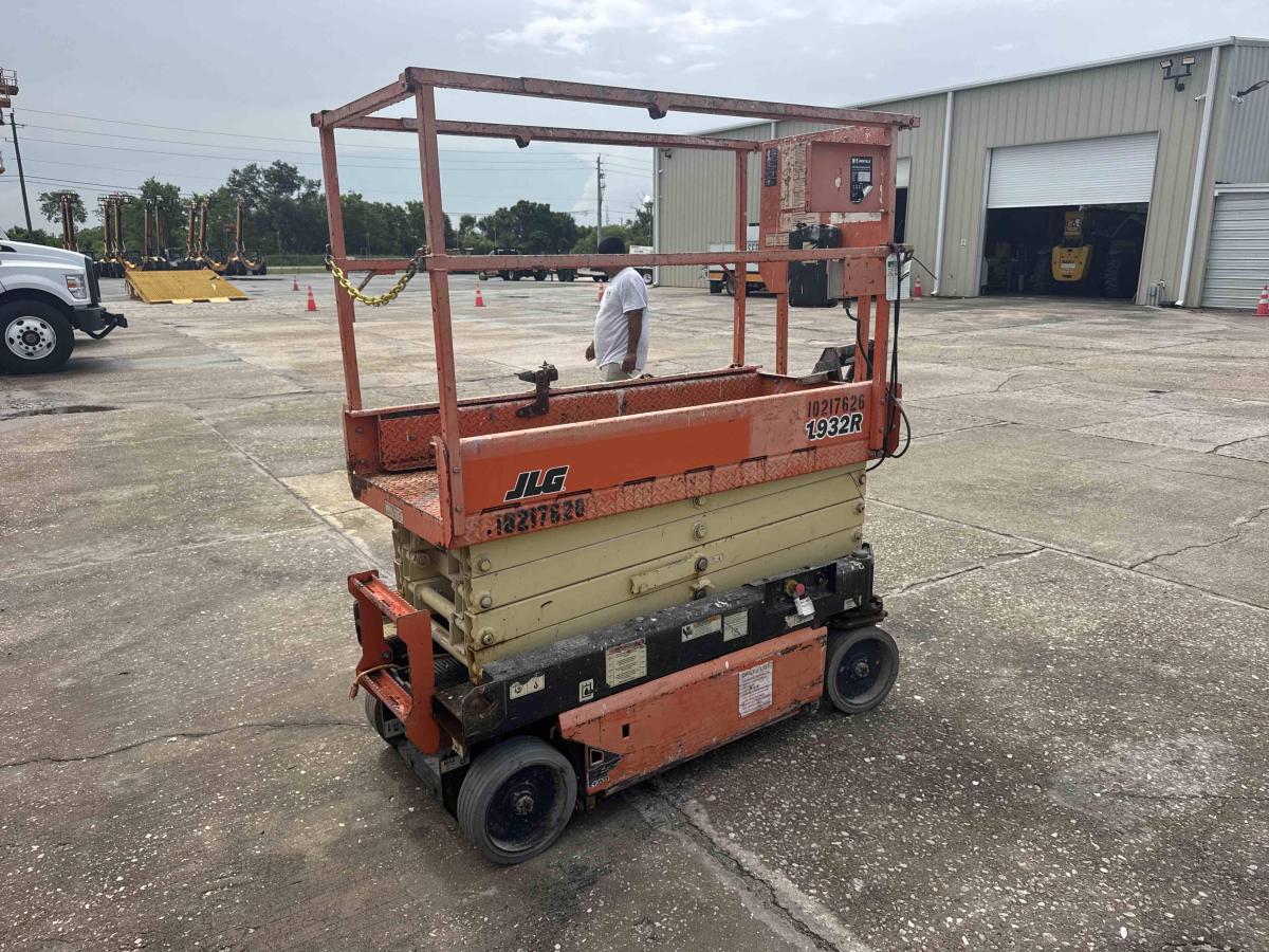2017 JLG 1932R-8