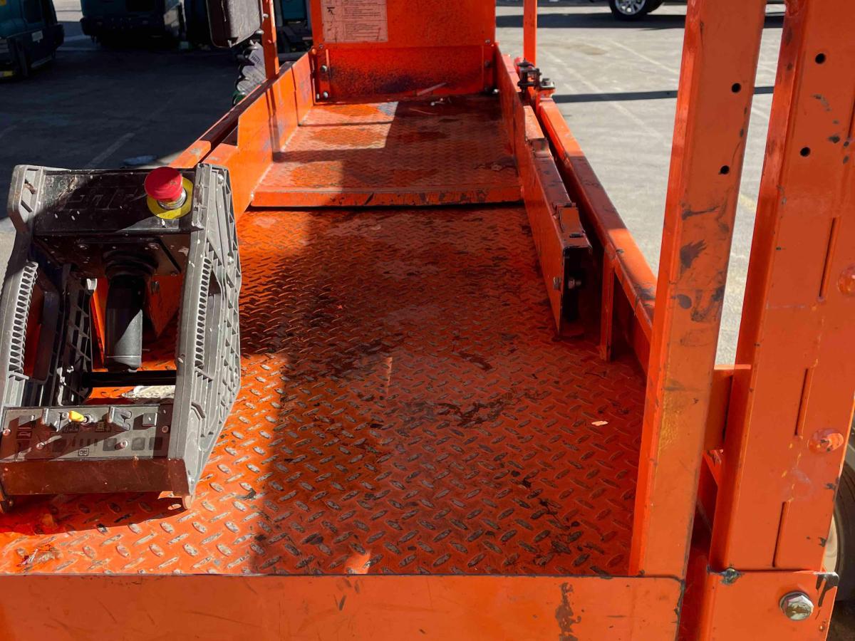 2017 JLG 2632ES