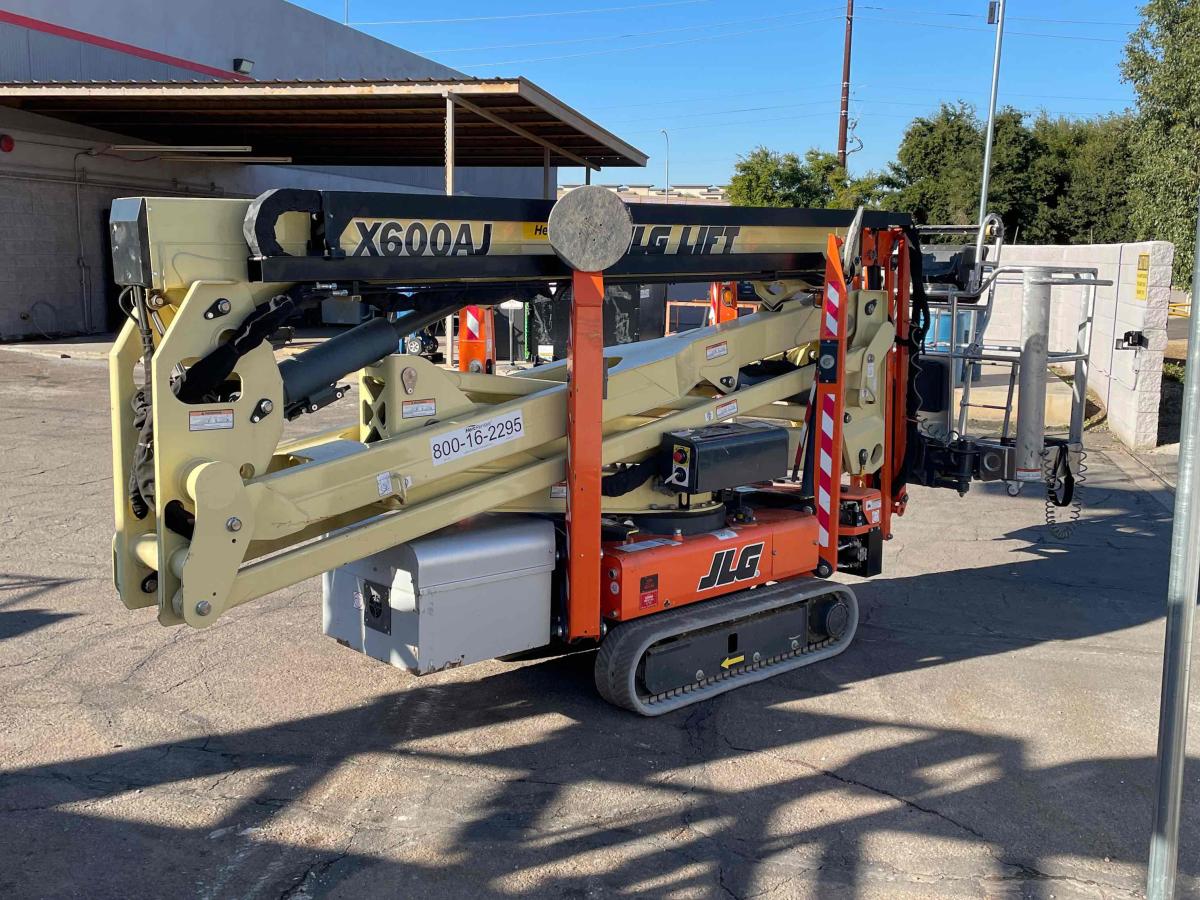 2017 JLG X600AJ