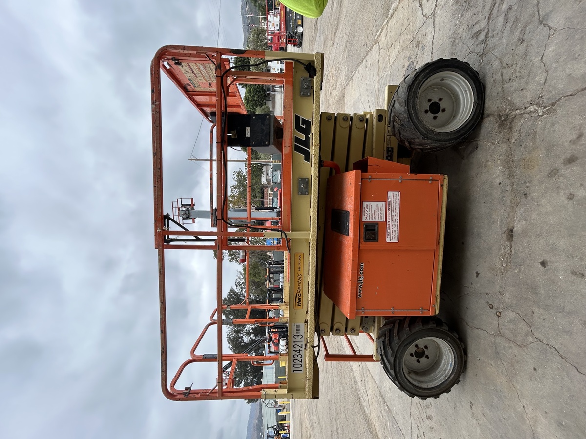 2017 JLG 260MRT-13