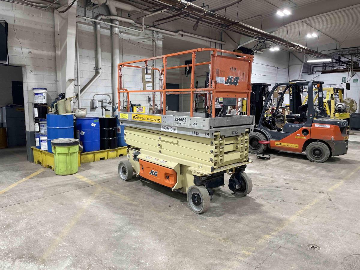 2014 JLG 3246ES