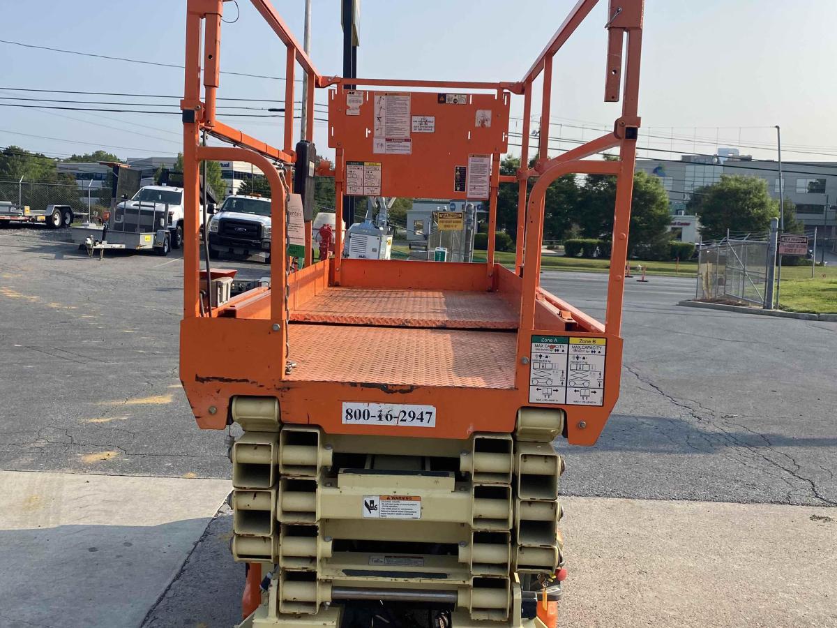 2017 JLG 3246ES