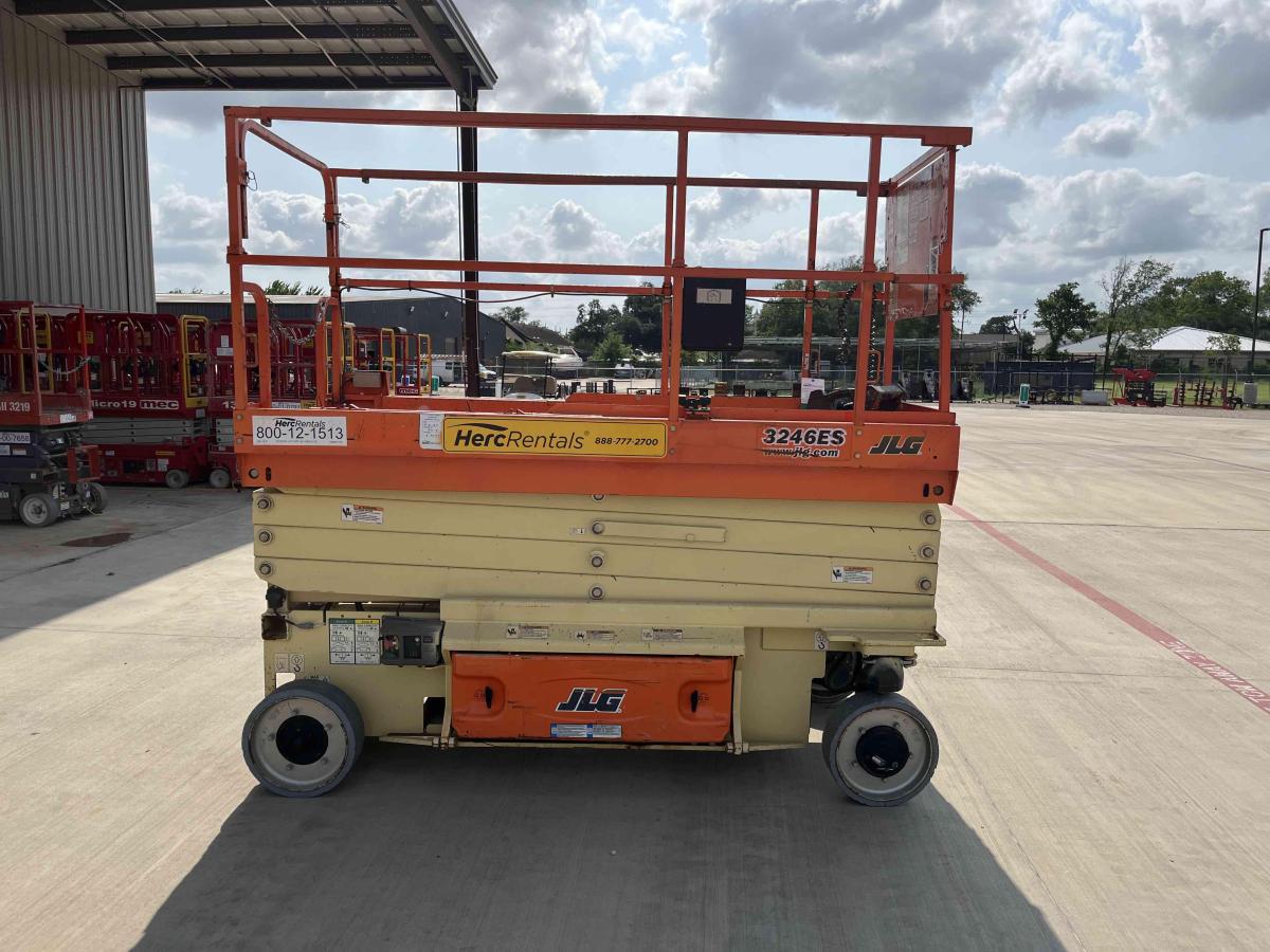 2016 JLG 3246ES