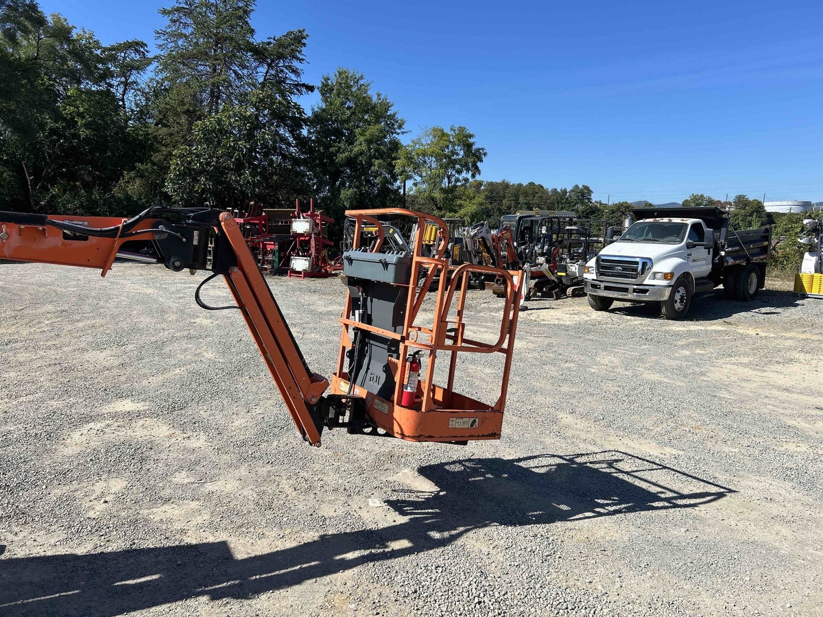2017 JLG E300AJP-2