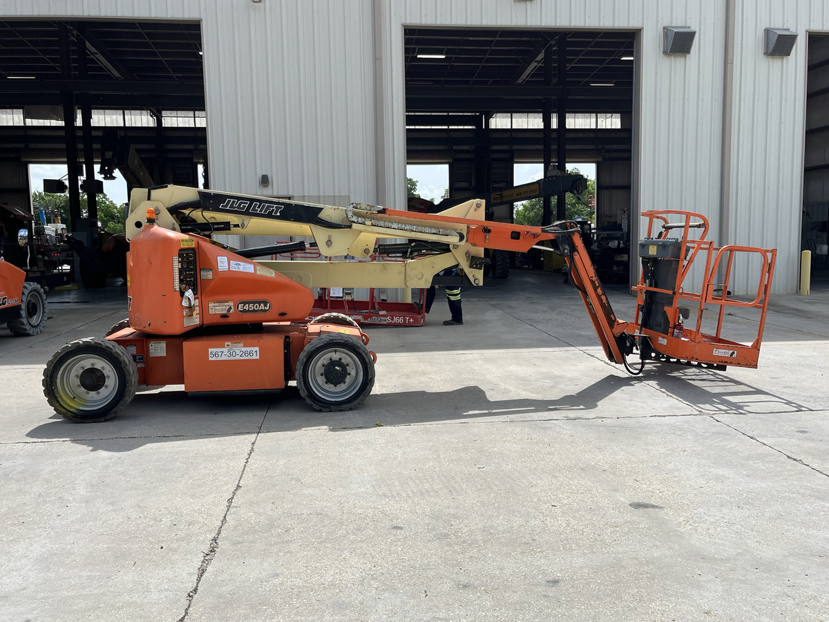 2017 JLG E450AJ-11
