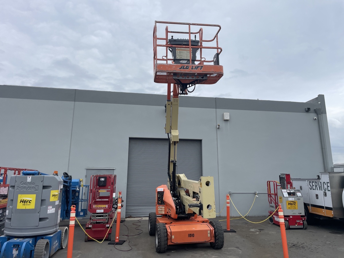 2017 JLG E450AJ-6