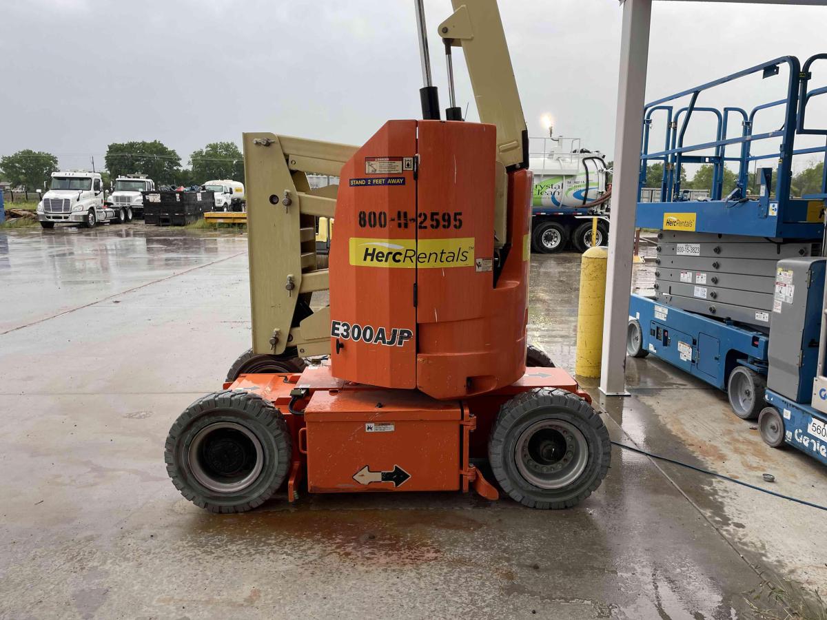 2016 JLG E300AJP