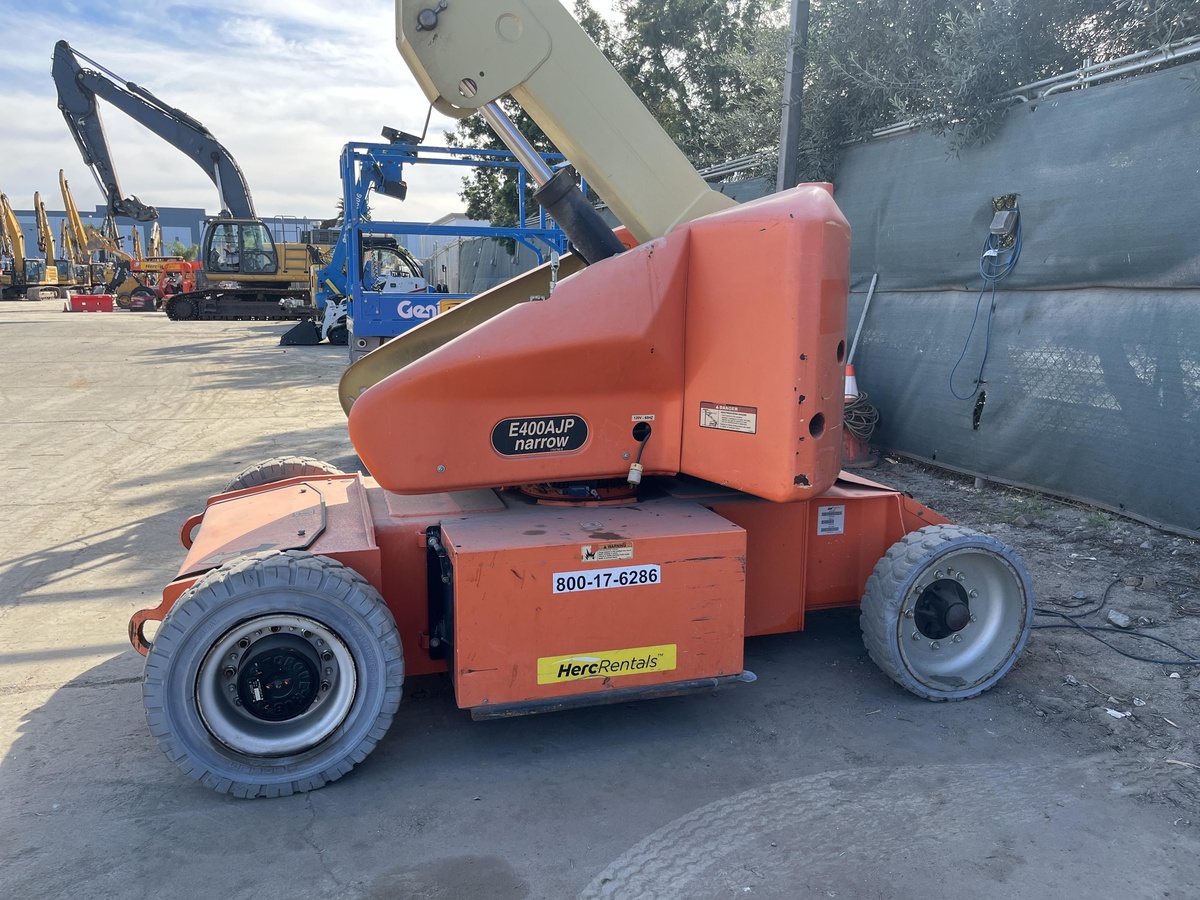 2017 JLG E400AJPN