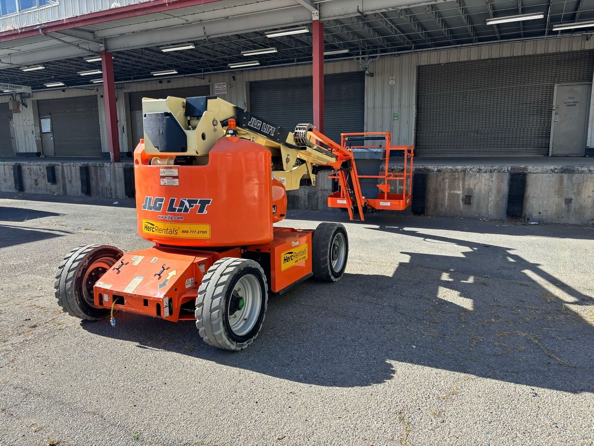 2017 JLG E450AJ-5