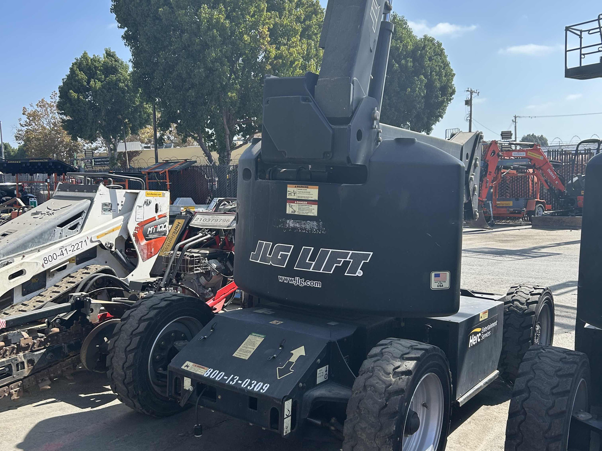 2016 JLG E450A-4
