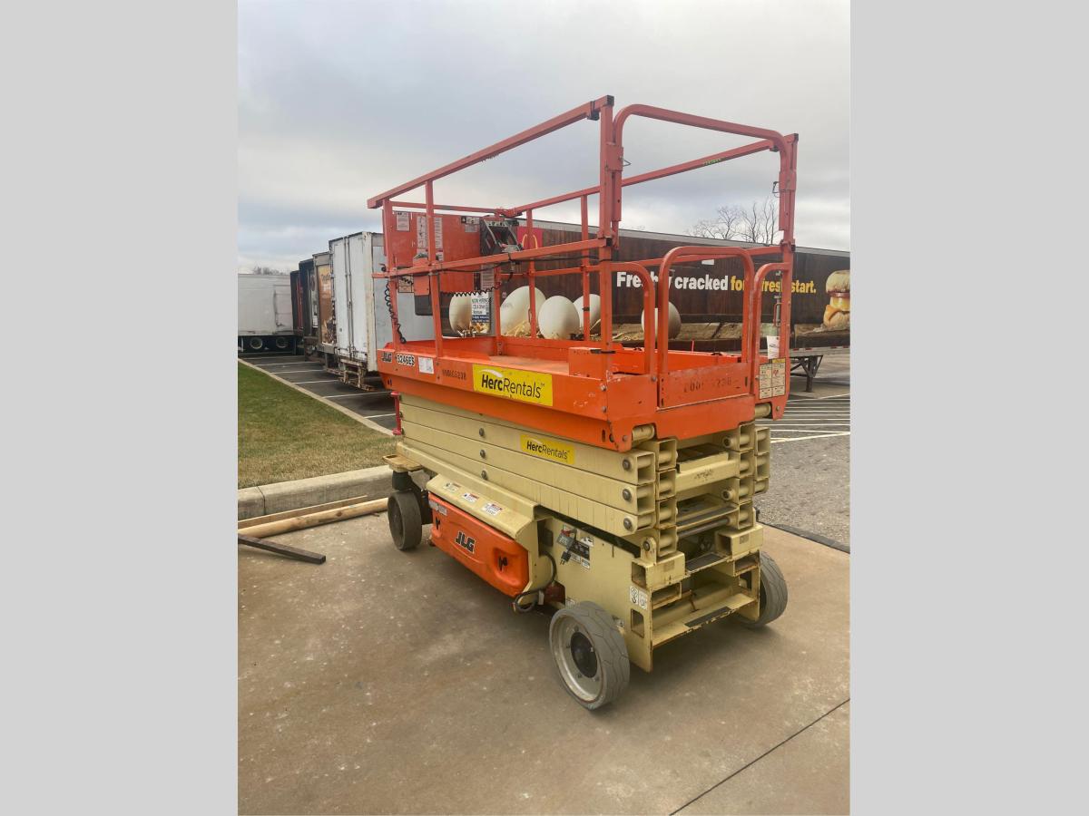 2017 JLG 3246ES