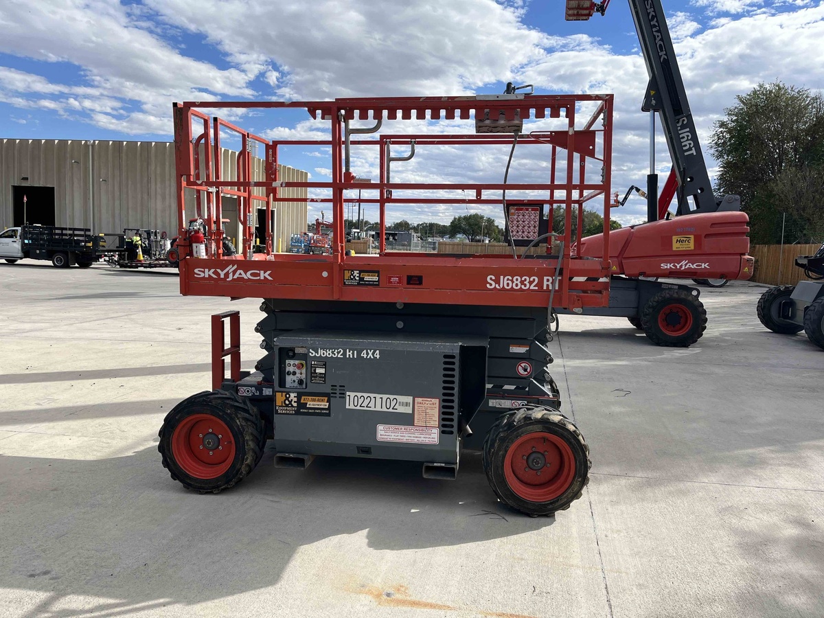 2017 Skyjack SJ-6832RT-2