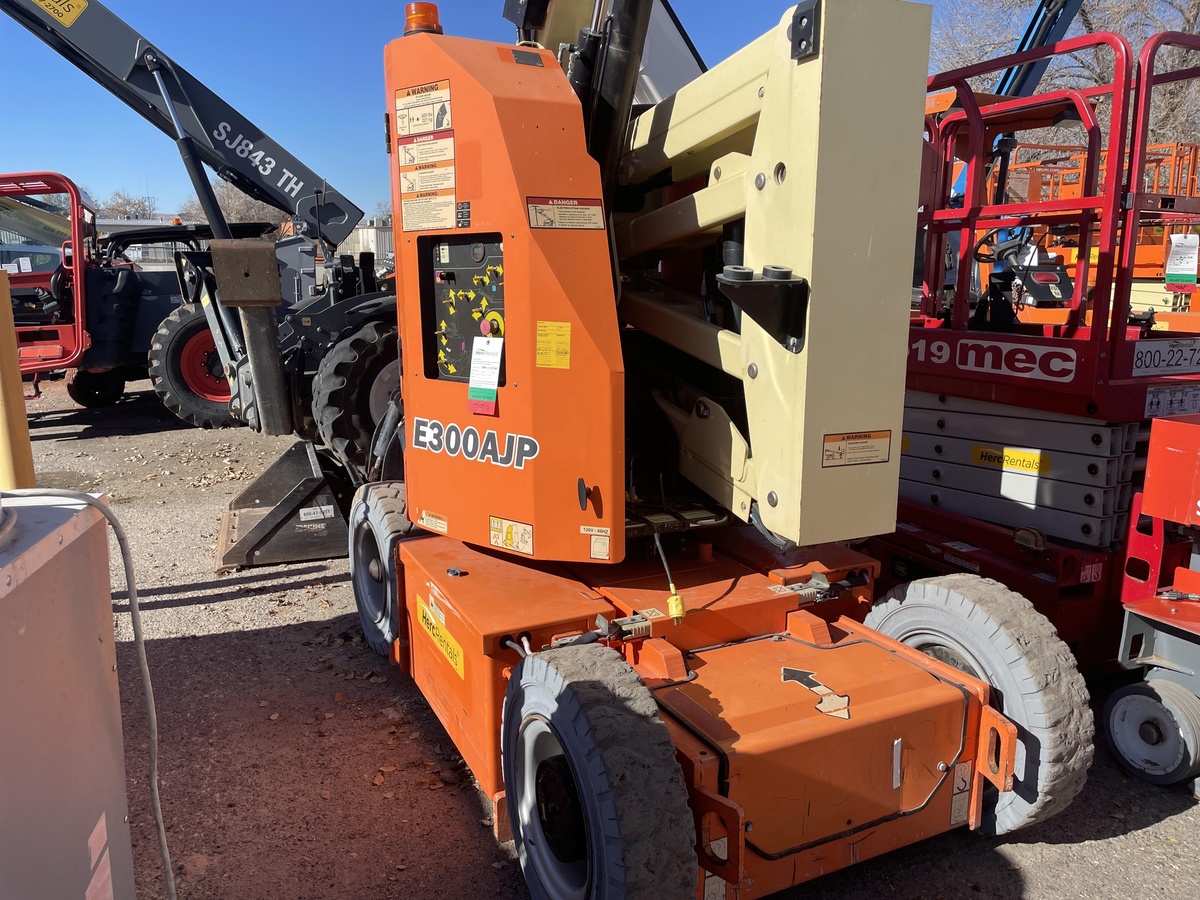 2017 JLG E300AJP-3