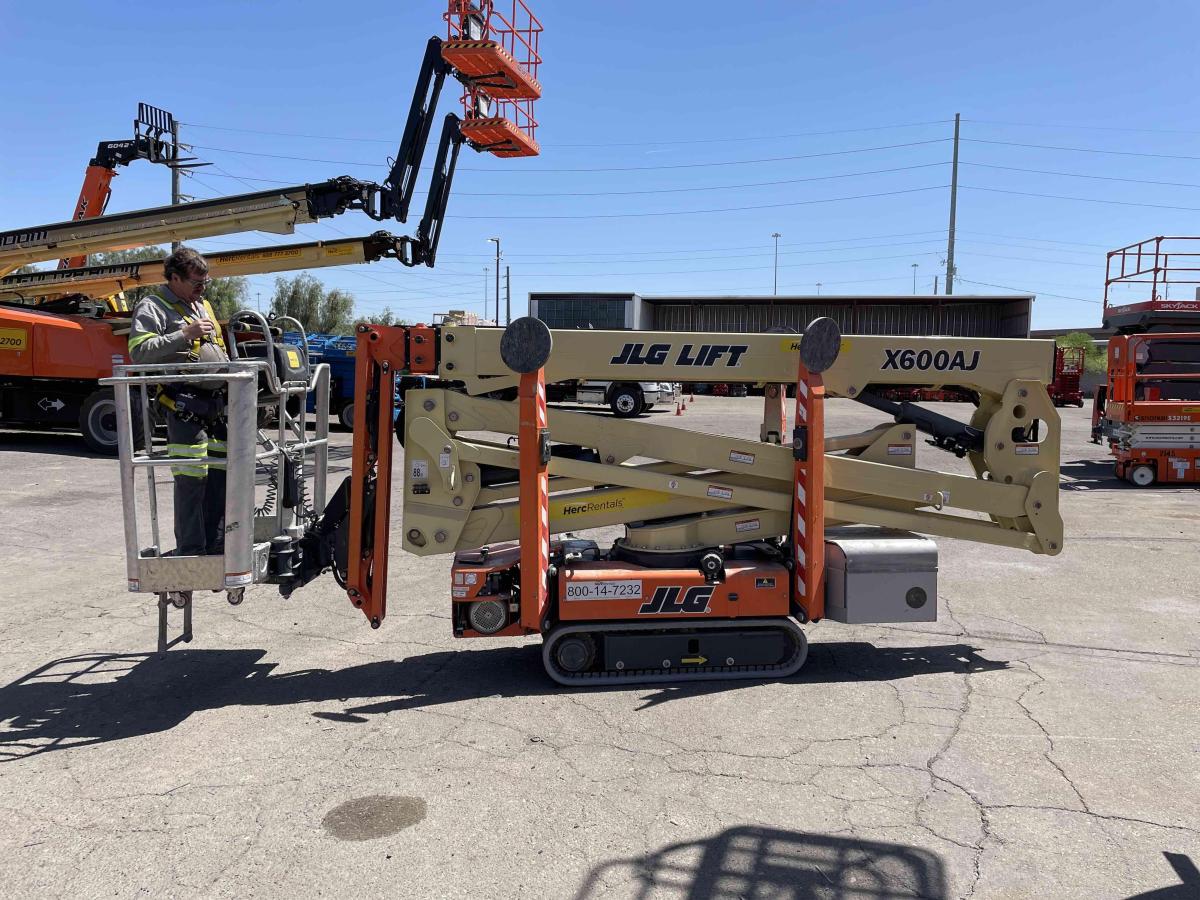2017 JLG X600AJ