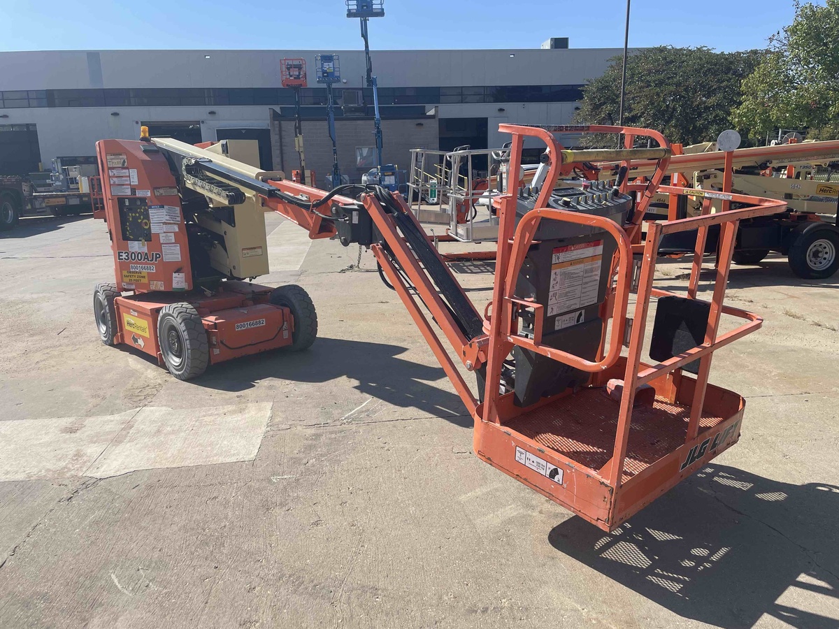 2017 JLG E300AJP-4