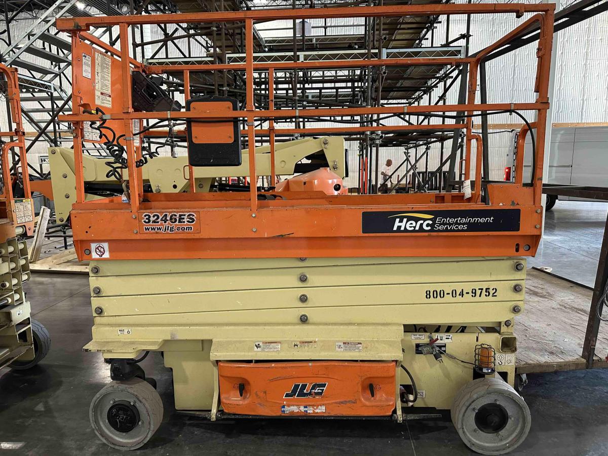 2015 JLG 3246ES