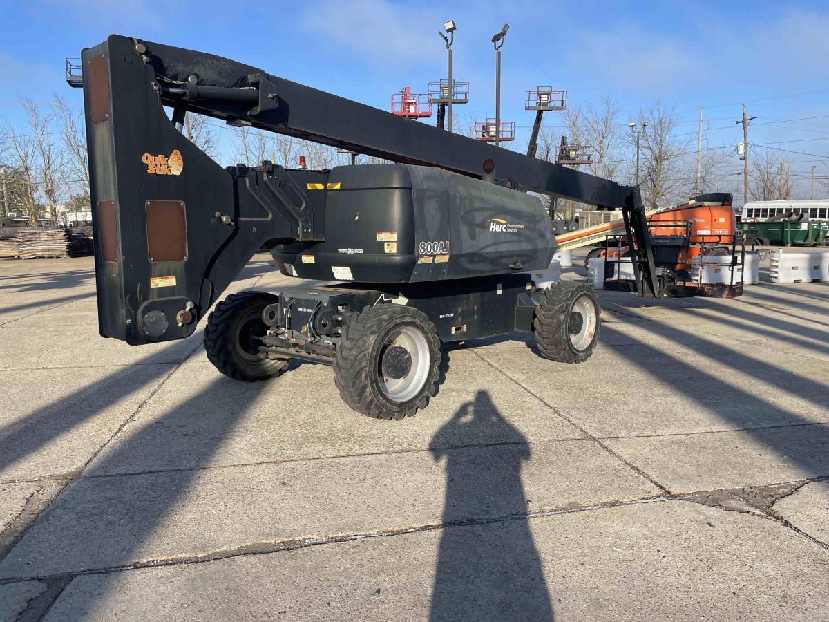 2017 JLG 800AJ