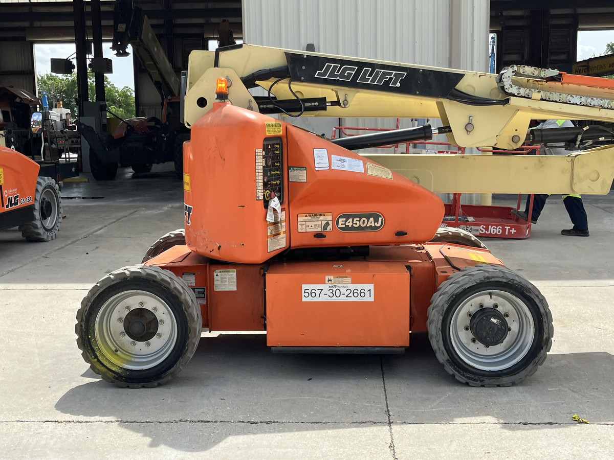 2017 JLG E450AJ-10