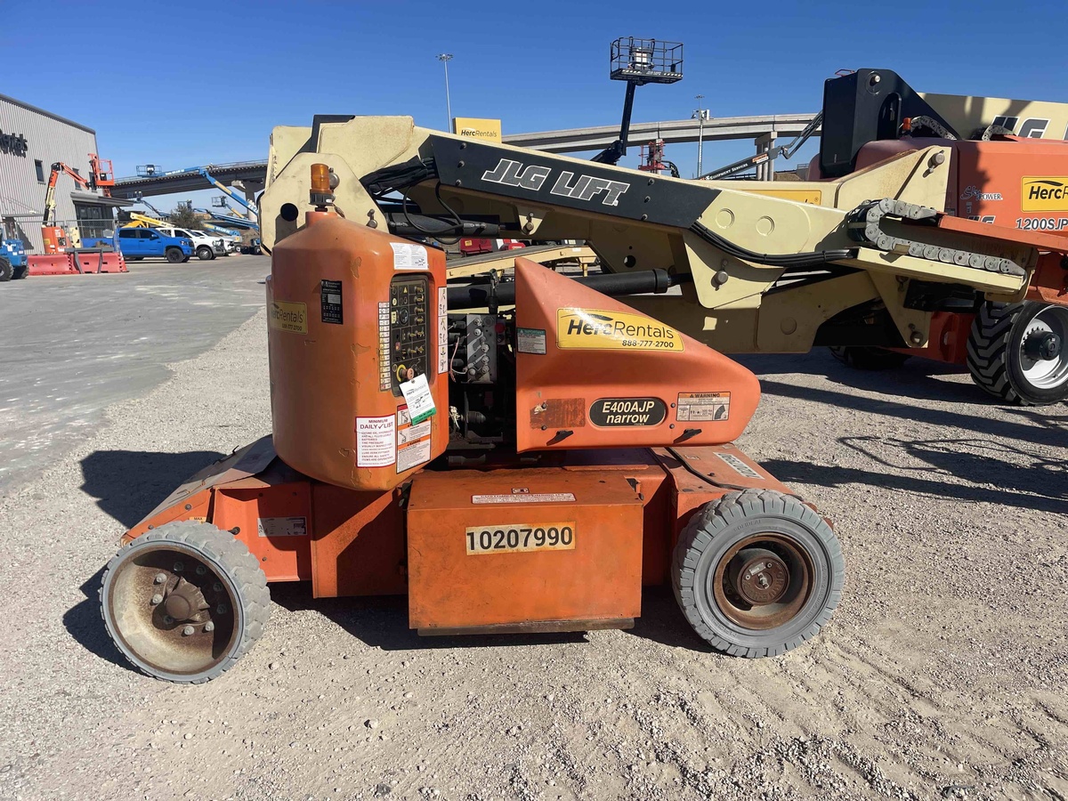 2017 JLG E400AJPN-4