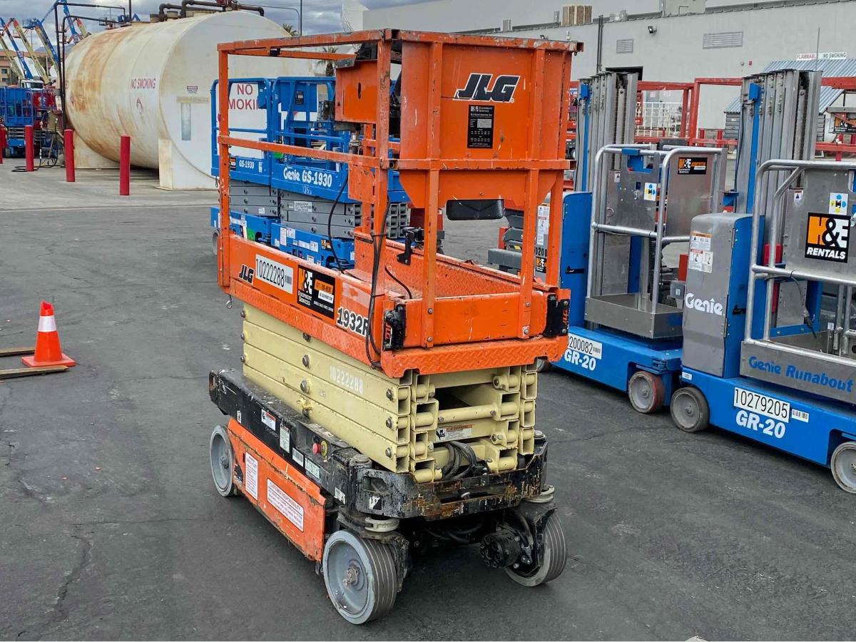 2017 JLG 1932R
