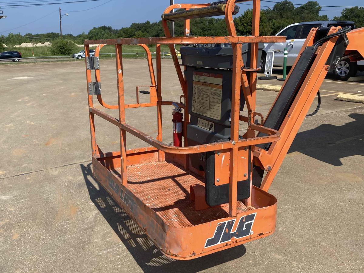 2017 JLG E450AJ