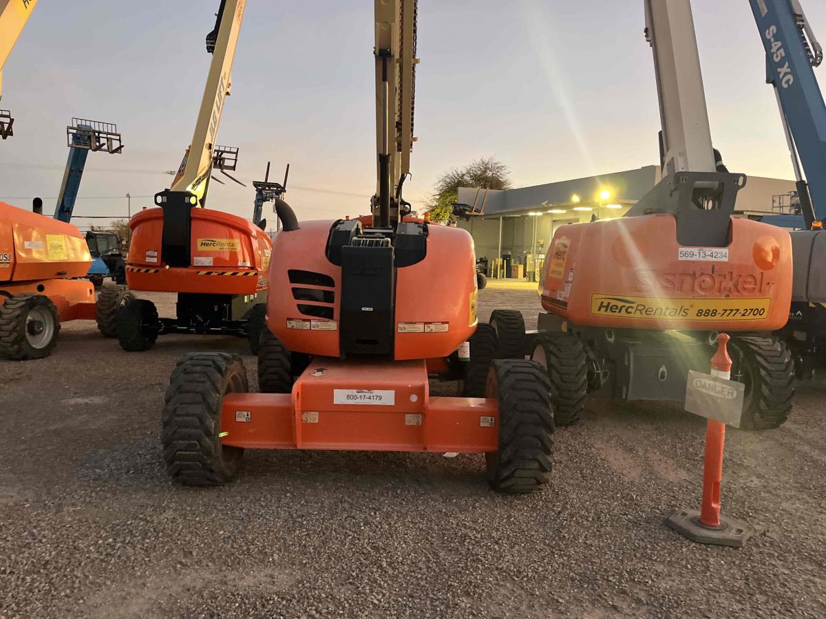 2017 JLG 600AJ