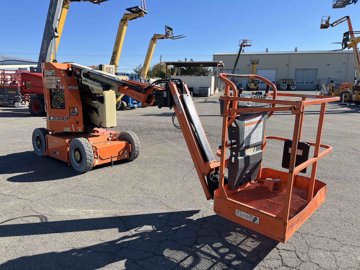 2015 JLG E300AJP