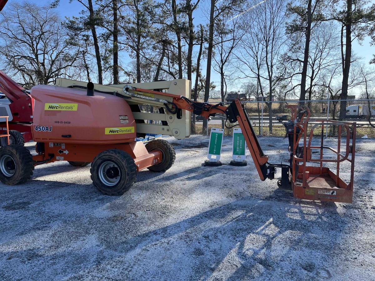 2017 JLG 450AJ