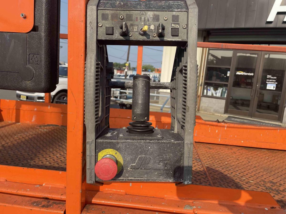 2017 JLG 3246ES