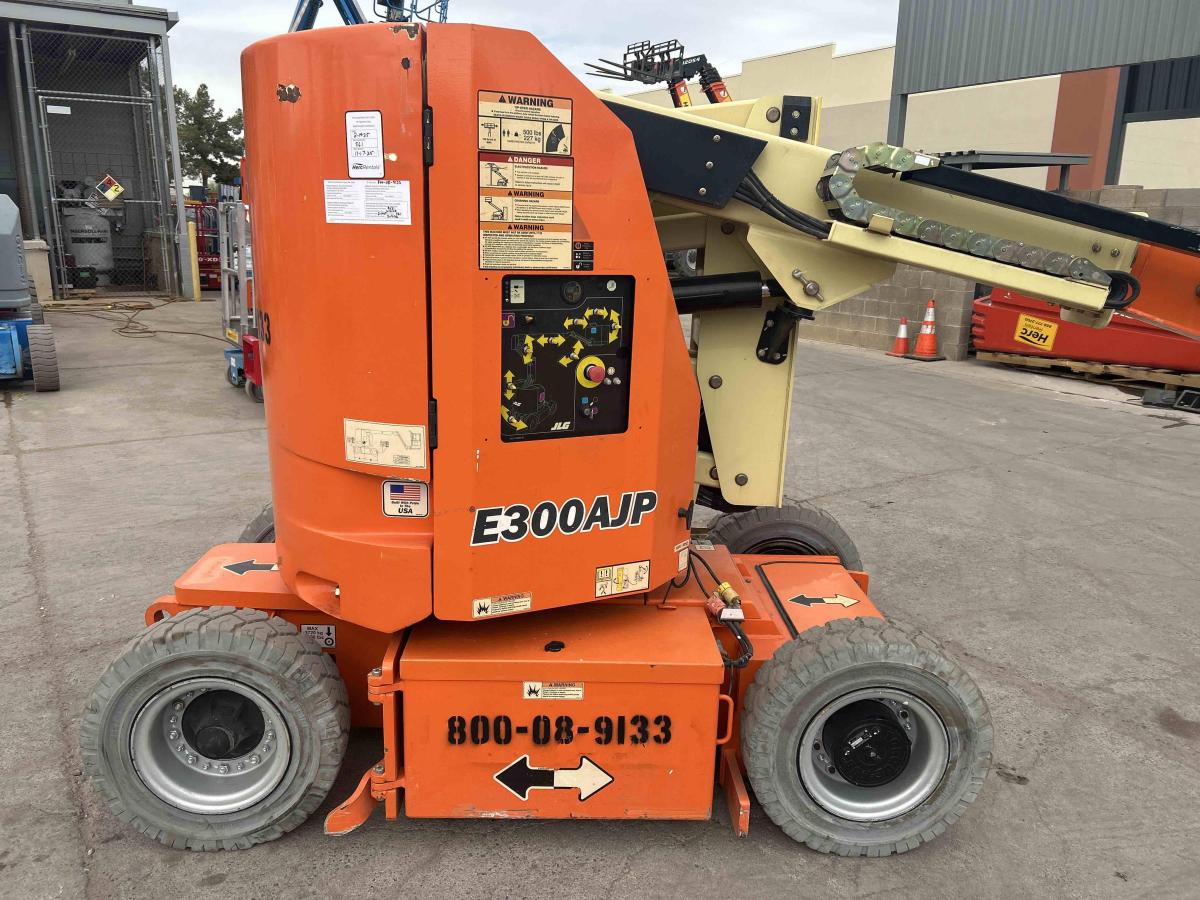 2016 JLG E300AJP