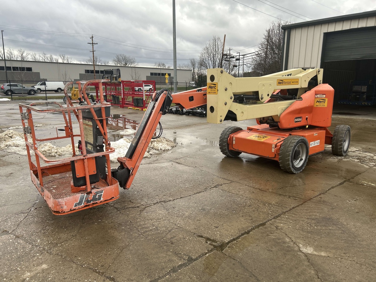 2017 JLG E450AJ-4