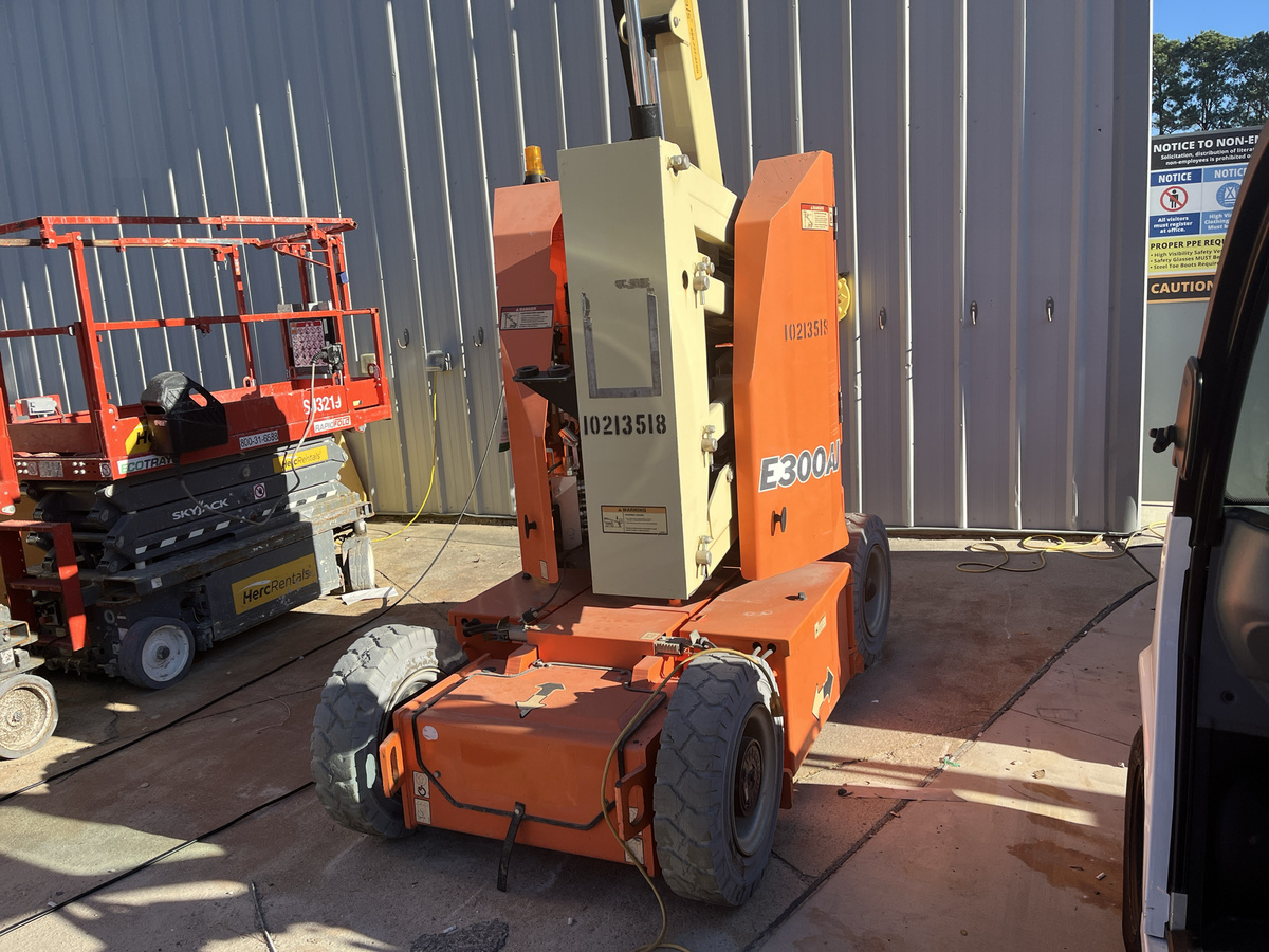 2017 JLG E300AJ-4