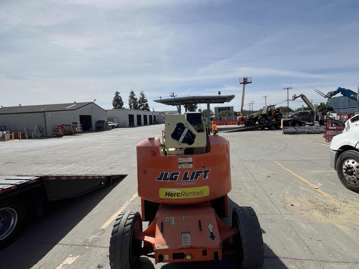 2017 JLG E450AJ