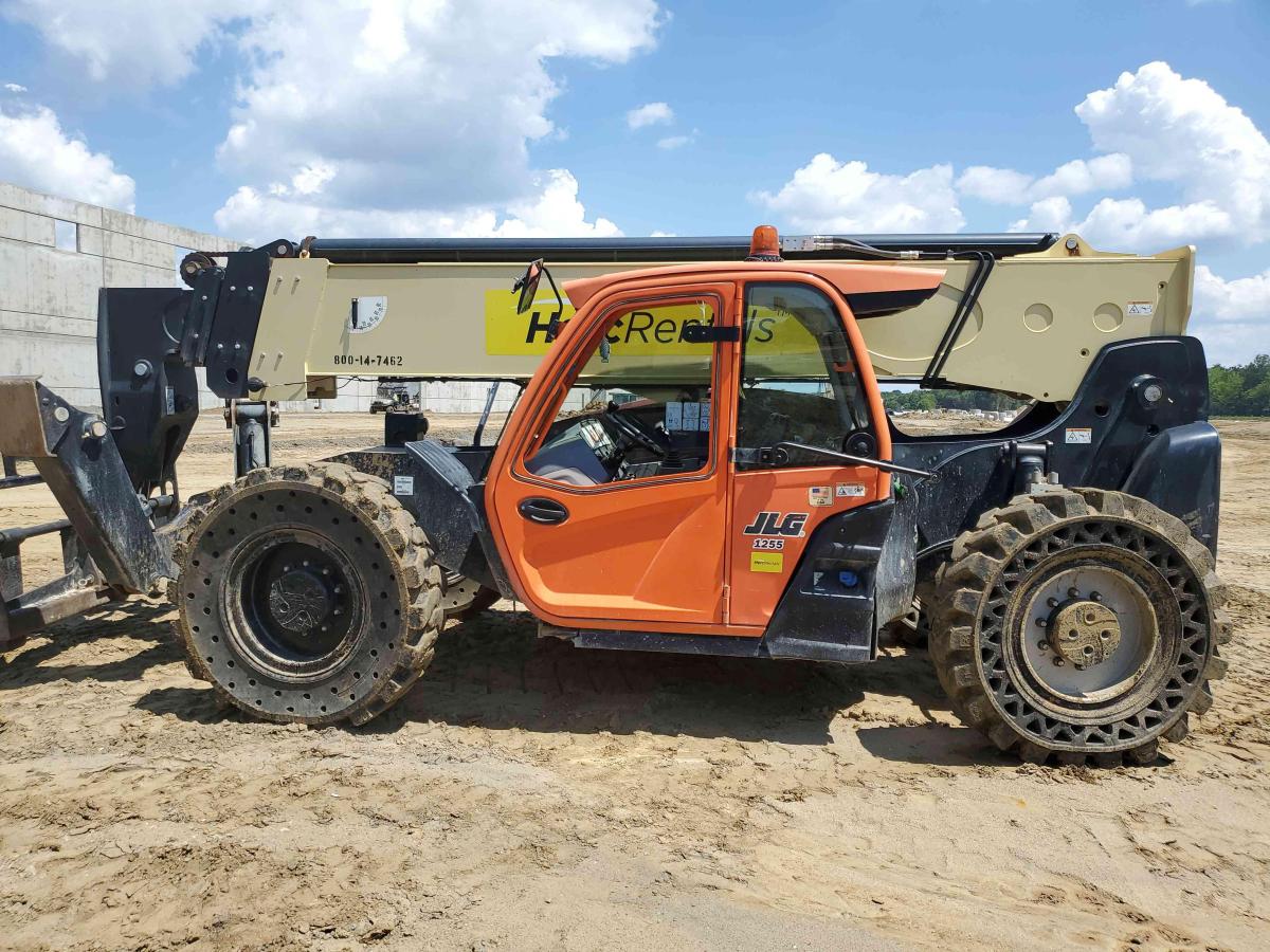2017 JLG 1255