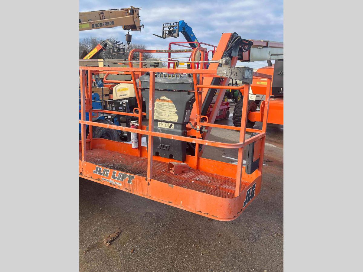2011 JLG 800AJ