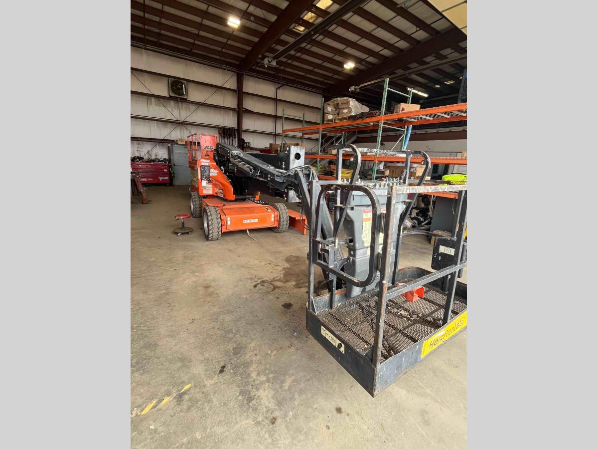 2015 JLG E450AJ-2