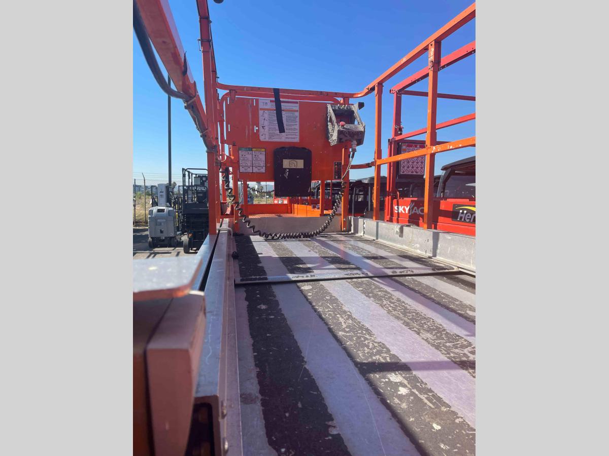 2014 JLG 3246ES