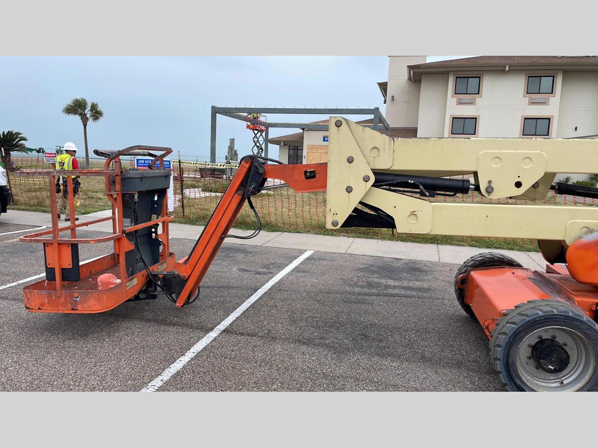 2014 JLG E450AJ