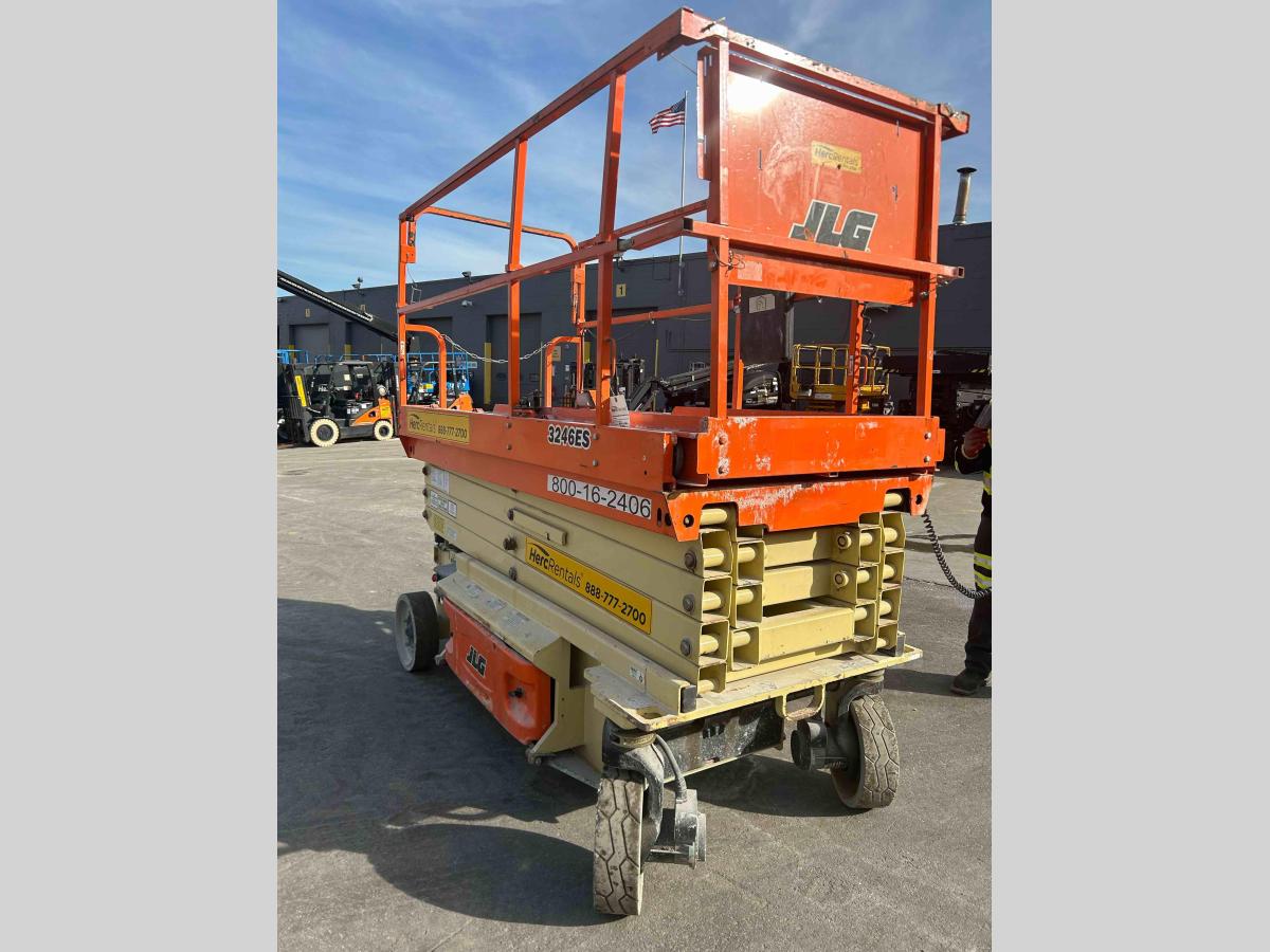 2017 JLG 3246ES