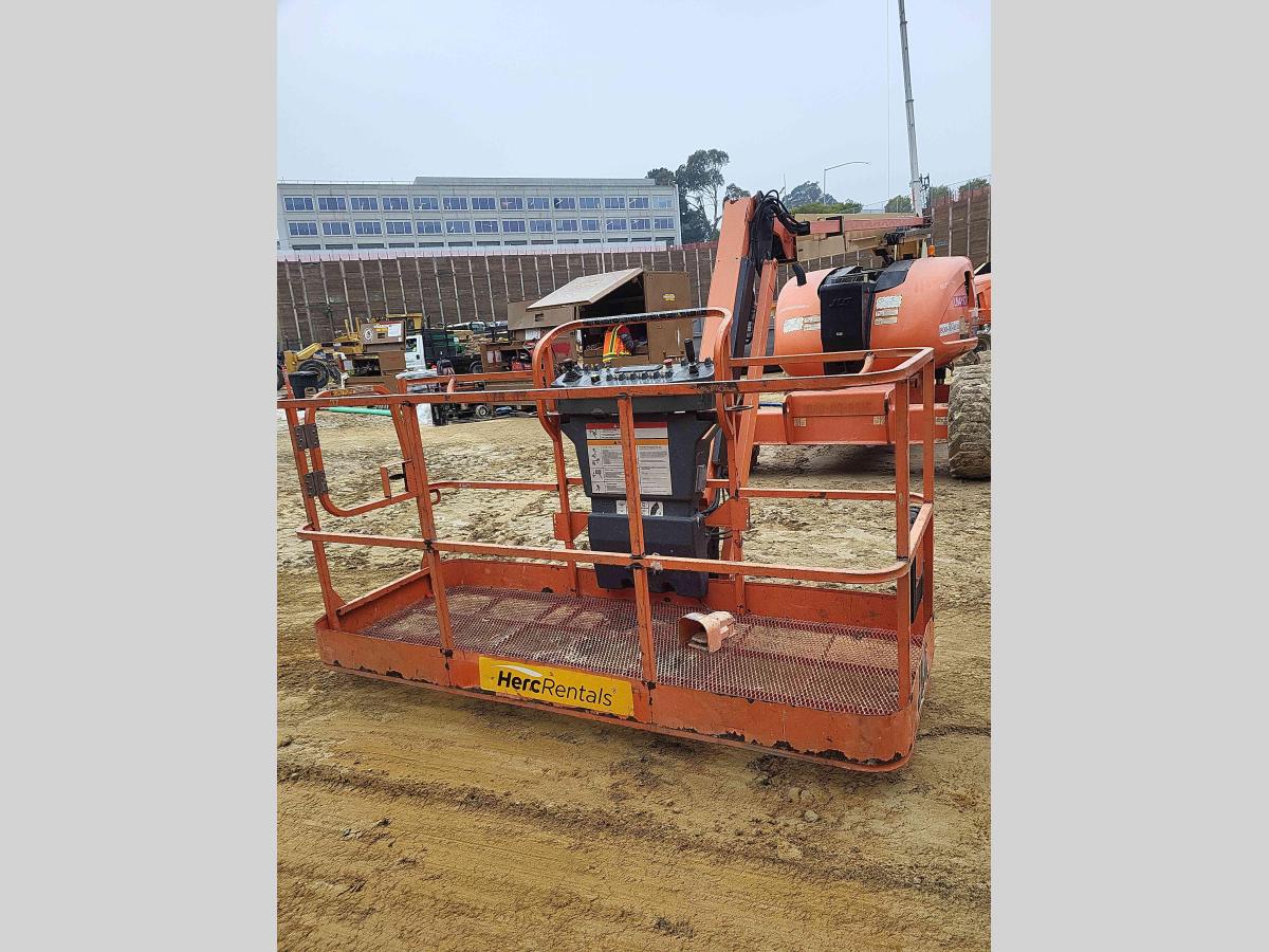 2014 JLG 600AJ