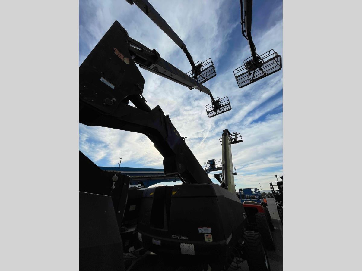 2012 JLG 800A
