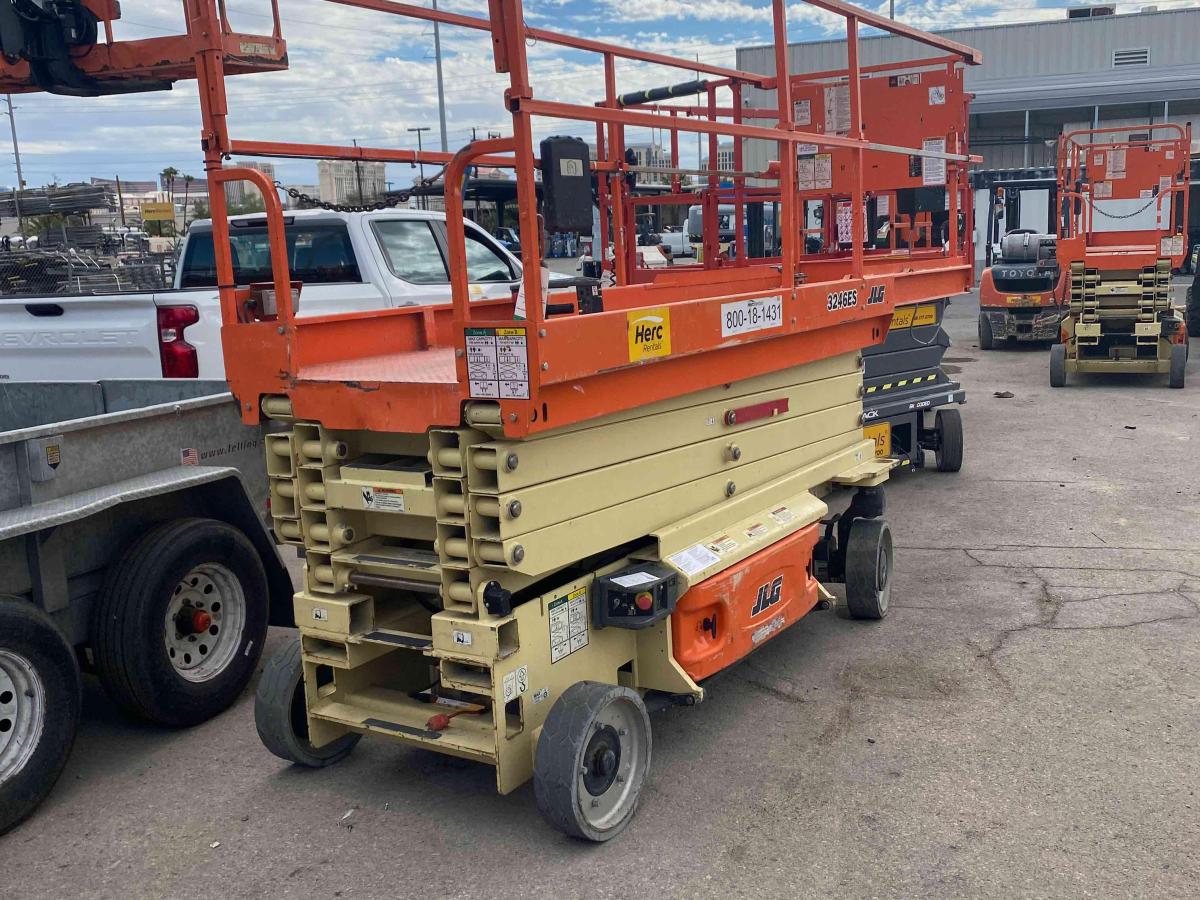 2017 JLG 3246ES