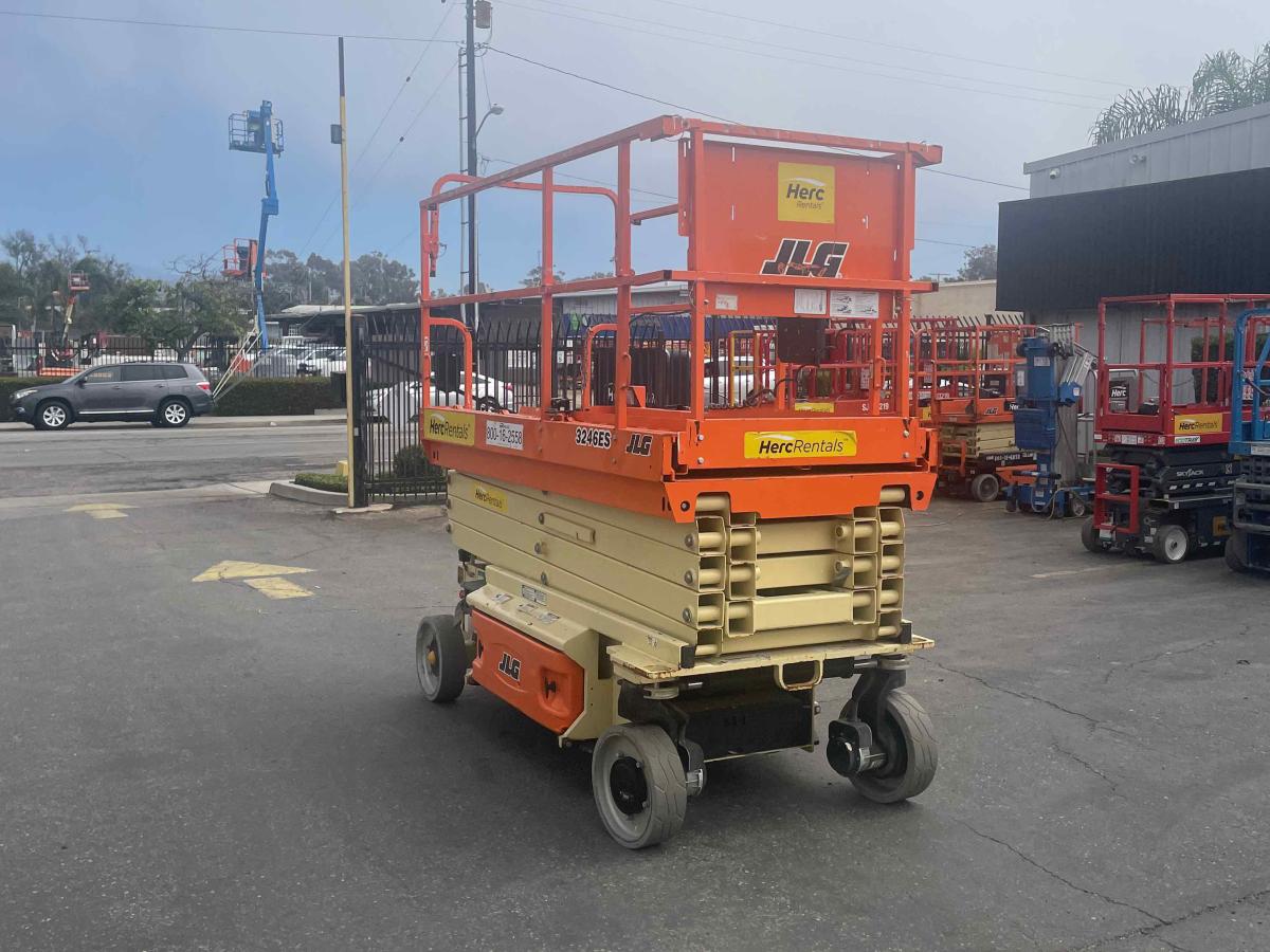 2017 JLG 3246ES