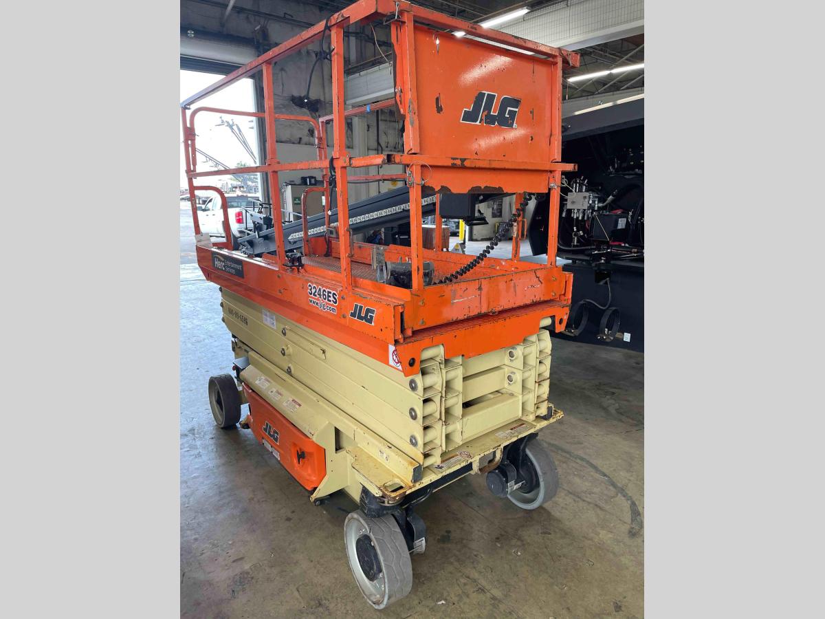 2016 JLG 3246ES