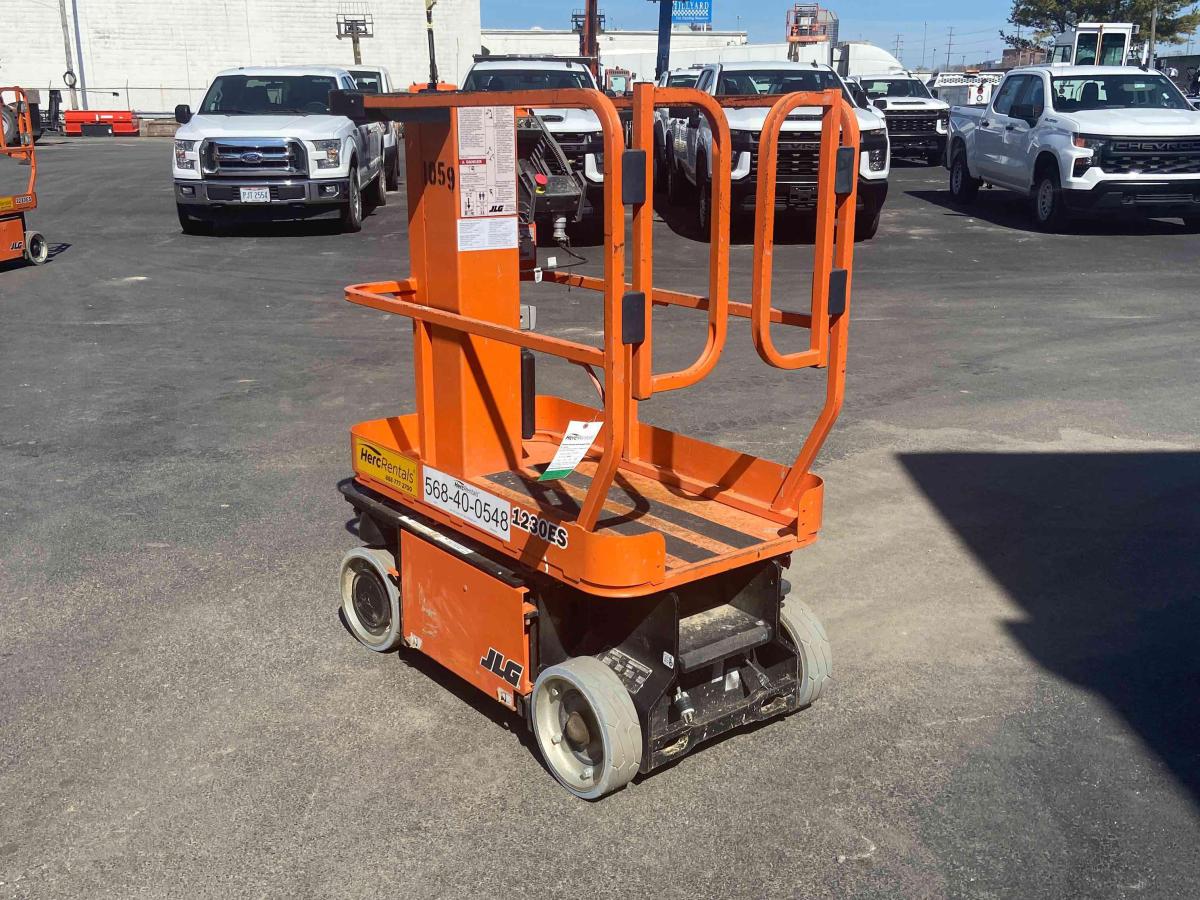 2011 JLG 1230ES