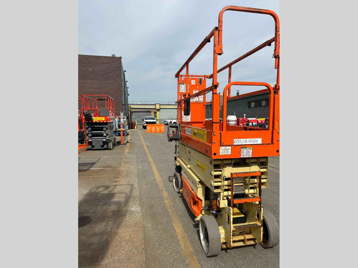 2017 JLG 2632ES