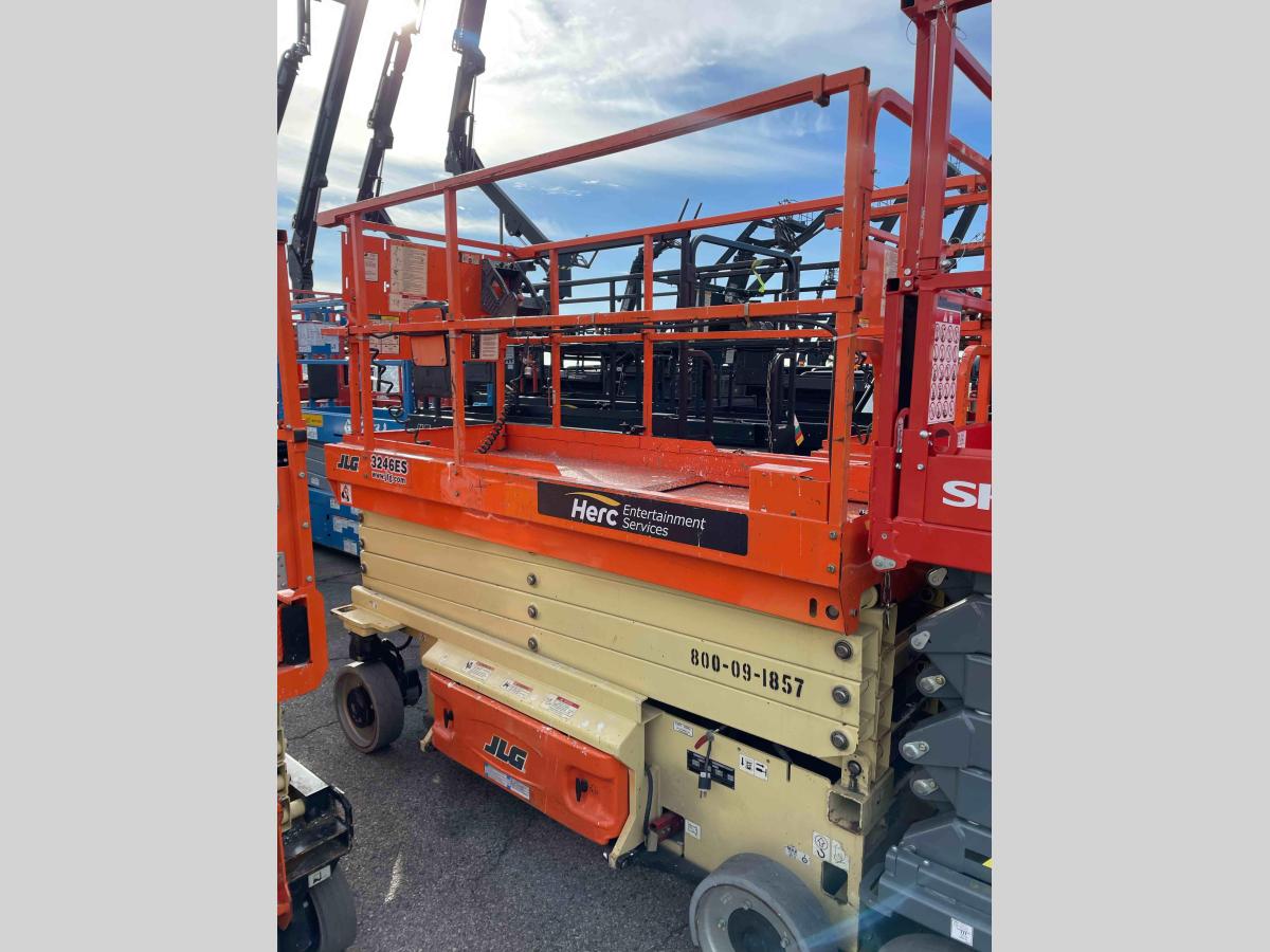 2016 JLG 3246ES