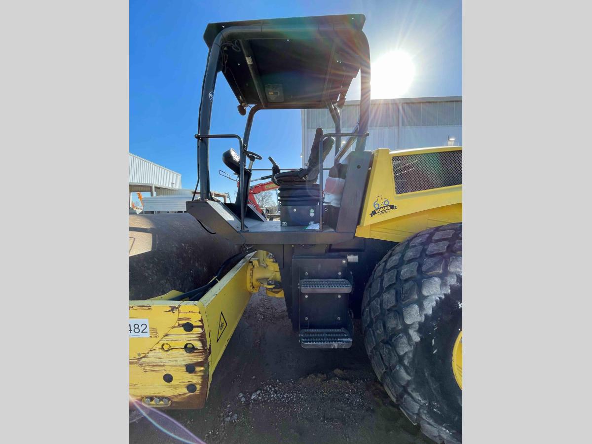 2017 BOMAG BW211D-5